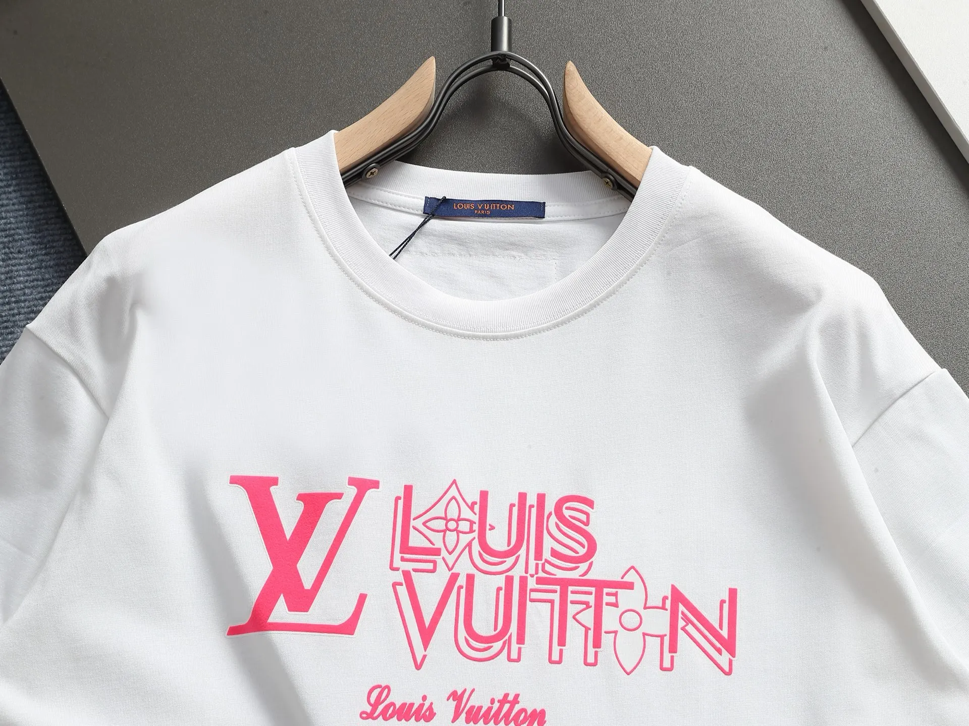 🅿️170 LV 25ss spring and summer printed short T series -1v Yayoi Kusama series pumpkin 🎃 pattern round neck short-sleeved T-shirt. Made of 32-count double yarn pure cotton 240g, washed at high temperature, will not shrink or fade. Comfortable to the touch, super texture❤️ Back-stitched cuff design, yellow back-mark embellishment, and a full set of accessories. A must-have for trendy men and trendy women, the classic drop-shoulder slightly wide version is available exclusively from stock!         ⚠️Only make high quality products, reject junk goods!  -Color: White Black -Size: XS S M L -Crowd: Unisex
